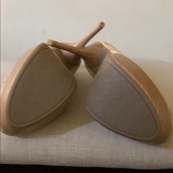 Tan heels - Picture 4 of 4